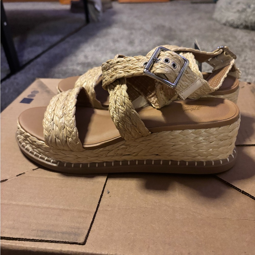 BNWT Universal Thread BraideD Rafia Sandals - Picture 3 of 5
